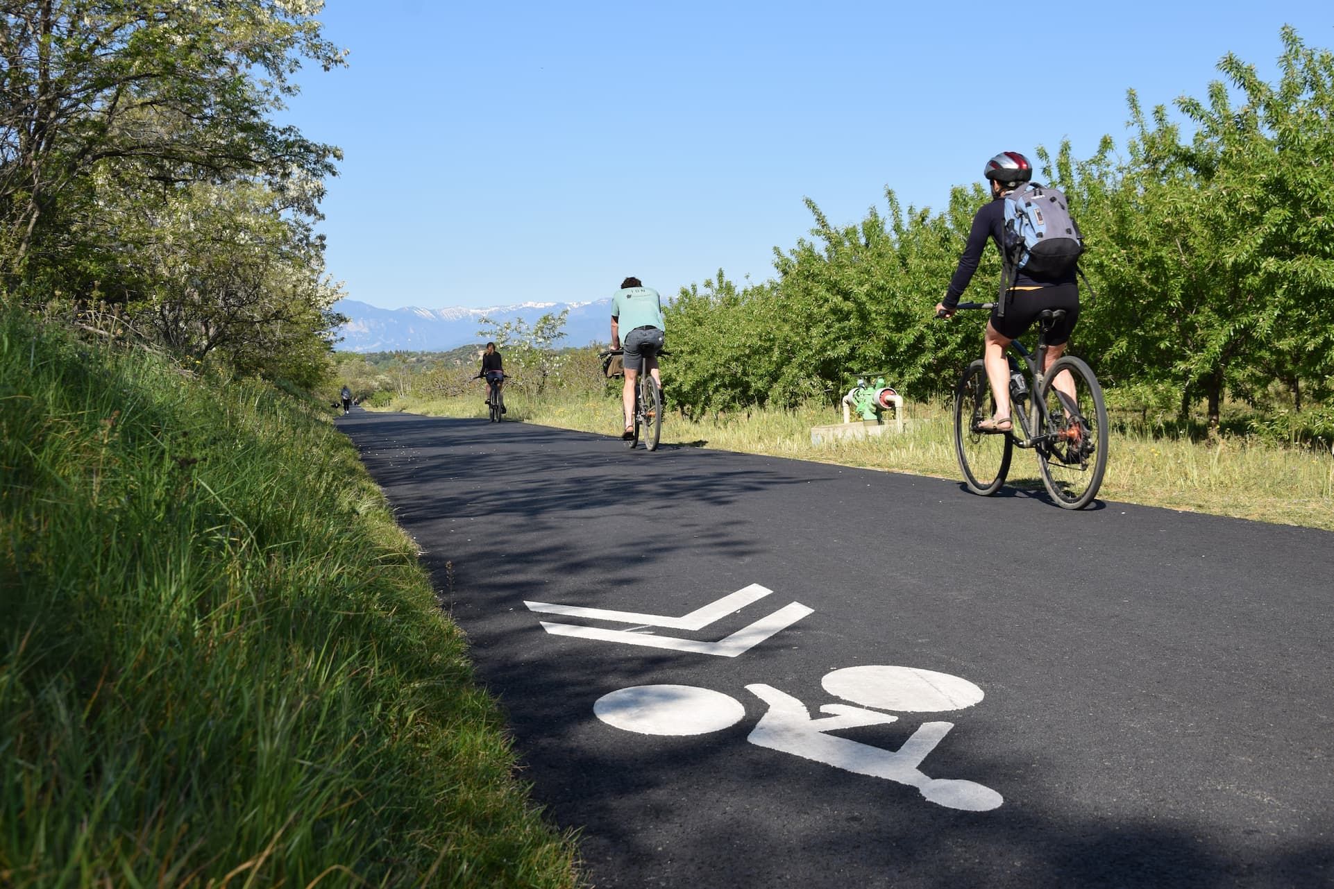 vélo route de la Têt avec 3 cyclistes proche de Bouleternère dans les Pyrénées Orientales, Tourisme Roussillon Conflent