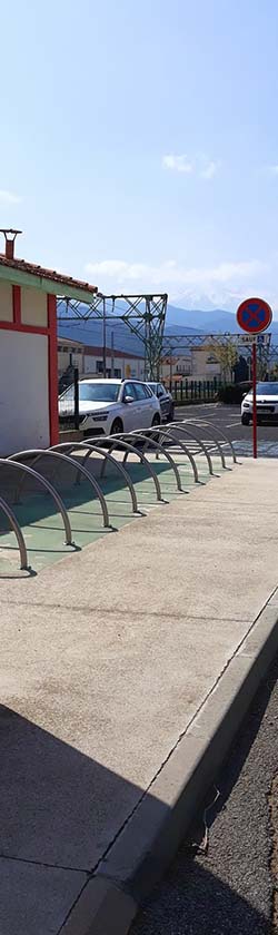 Parking vélo et parking voiture et aire de bus de l'aire multimodale de Bouleternère