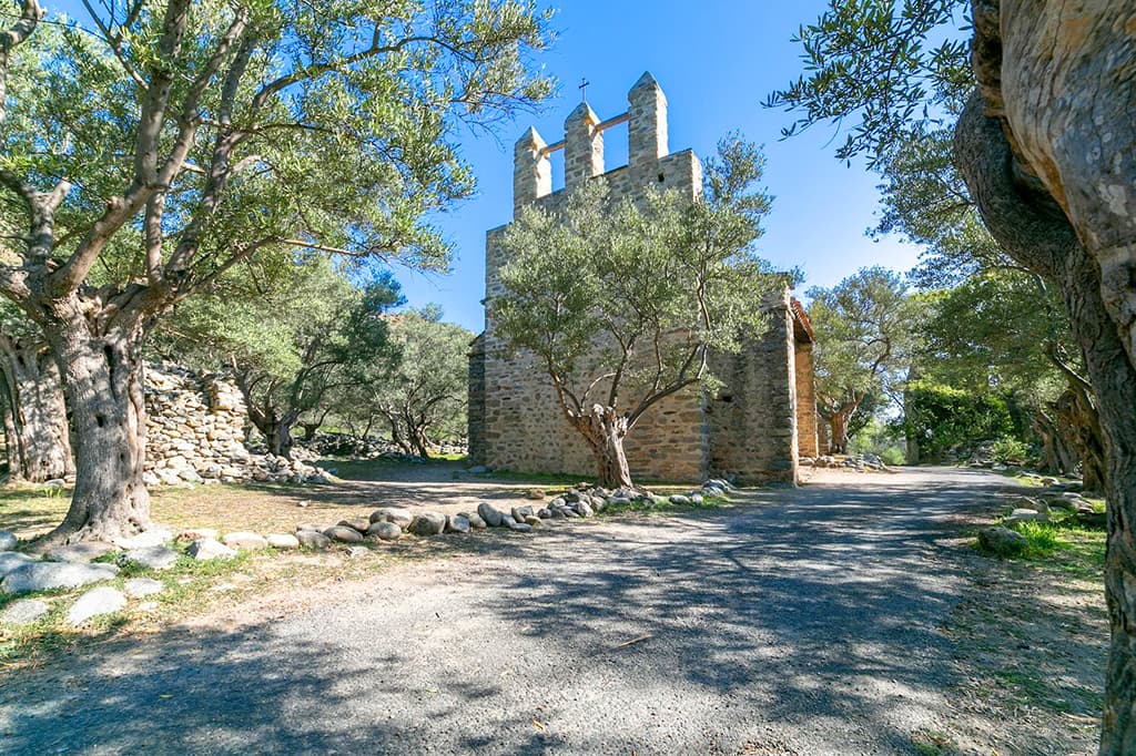 randonnée en joelette à la chapelle de casenoves à ille sur Têt en roussillon conflent dans les pyrénées orientales