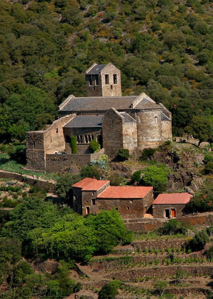 Le prieuré de serrabone sur la randonnée en itinérance du tour de Santa Anna dans les Aspres en Roussillon Conflent dans les Pyrénées Orientales