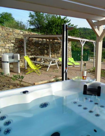 jacuzzi of the furnished de tourisme coté grange in bélesta en roussillon conflent in the eastern pyrénées