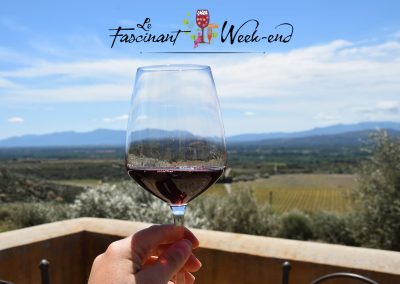 Fascinant Week end 2021 terrasse et verre de vin au Laura Henriques du Chai dudomaine forca real à millas en roussillon conflent dans les pyrénées orientales