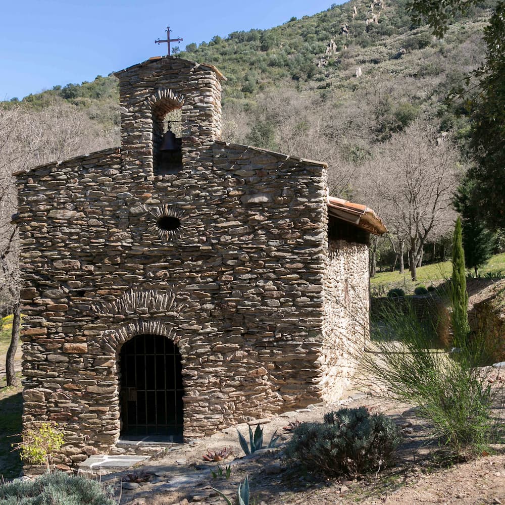 Chapelle Sant Julia de Vallventosa à corbere en roussillon conflent dans les pyrénées orientales