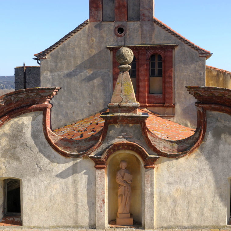 Fronton de l'hospice d'ille sur tet centre d'interprétation art roman et baroque en roussillon conflent dans les pyrénées orientales