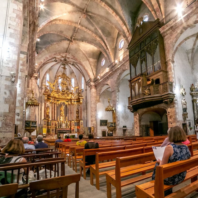 intérieure de l'église Saint Etienne à Ille sur têt en roussillon conflent dans les pyrénées orientales