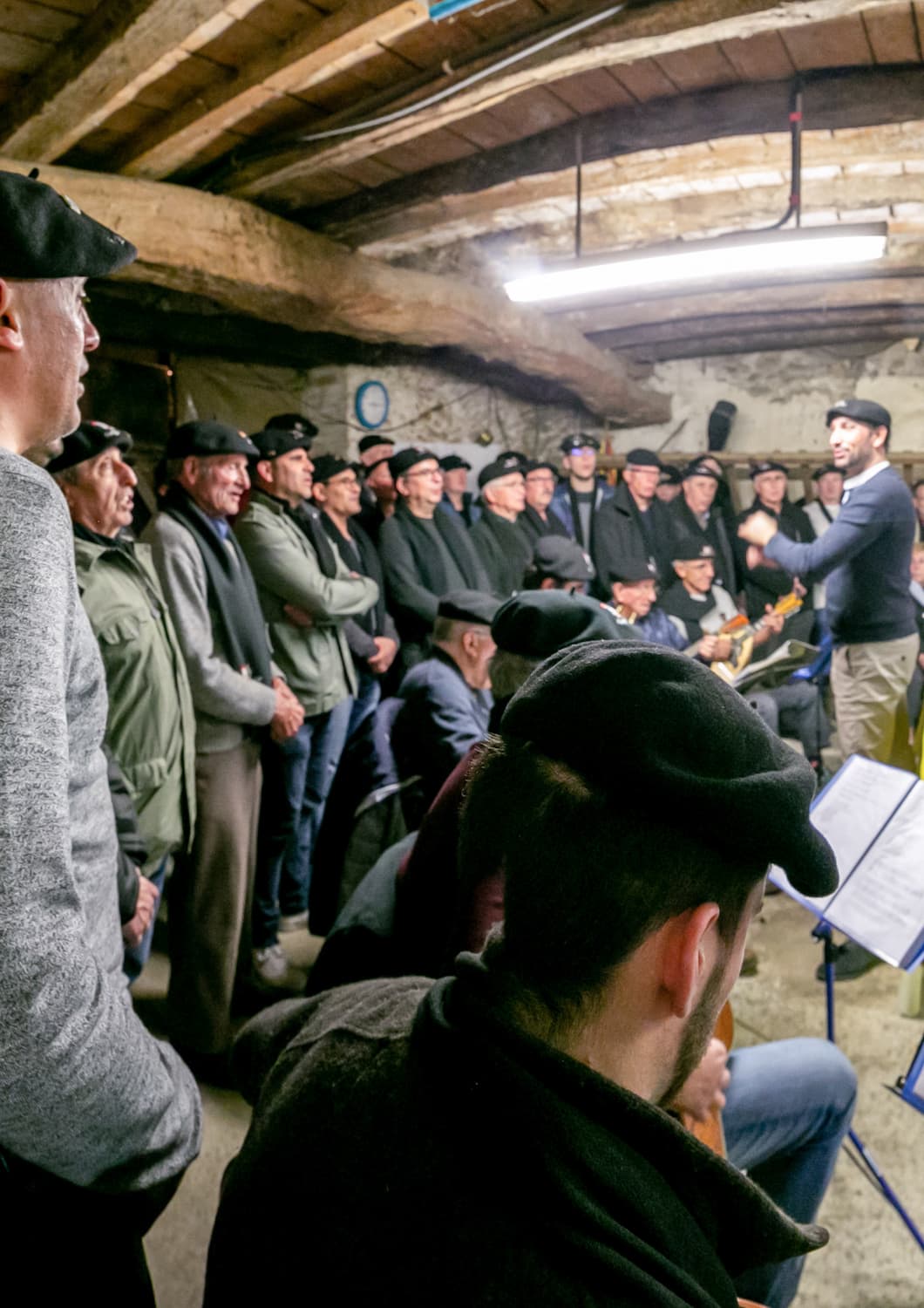 portrait chorale des goigs dels ous dans une étable à Ille sur Têt en roussillon conflent durant les fêtes de Pâques