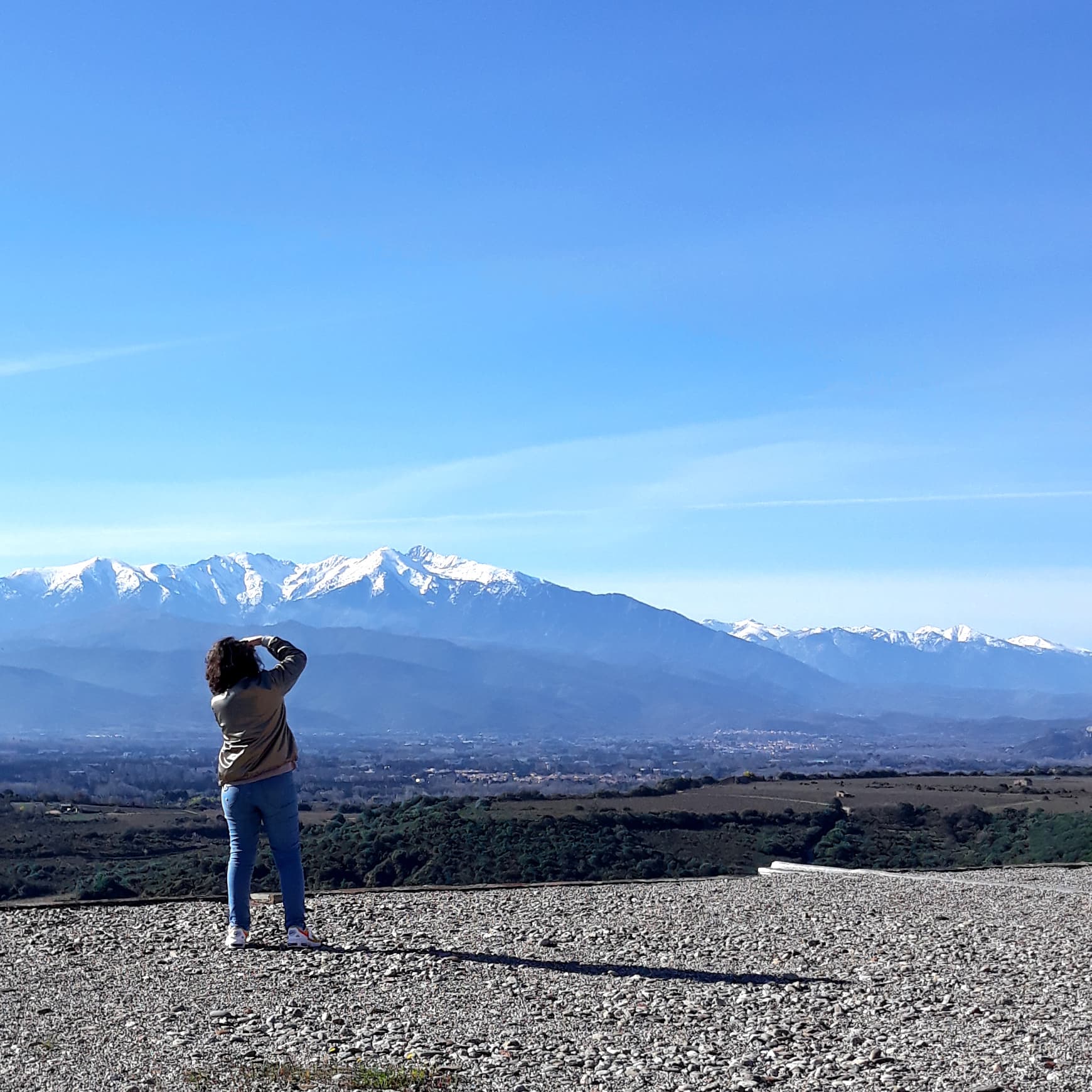 photographe sur la terrasse du domaine forca real à millas en roussillon conflent dans les pyrenees orientales