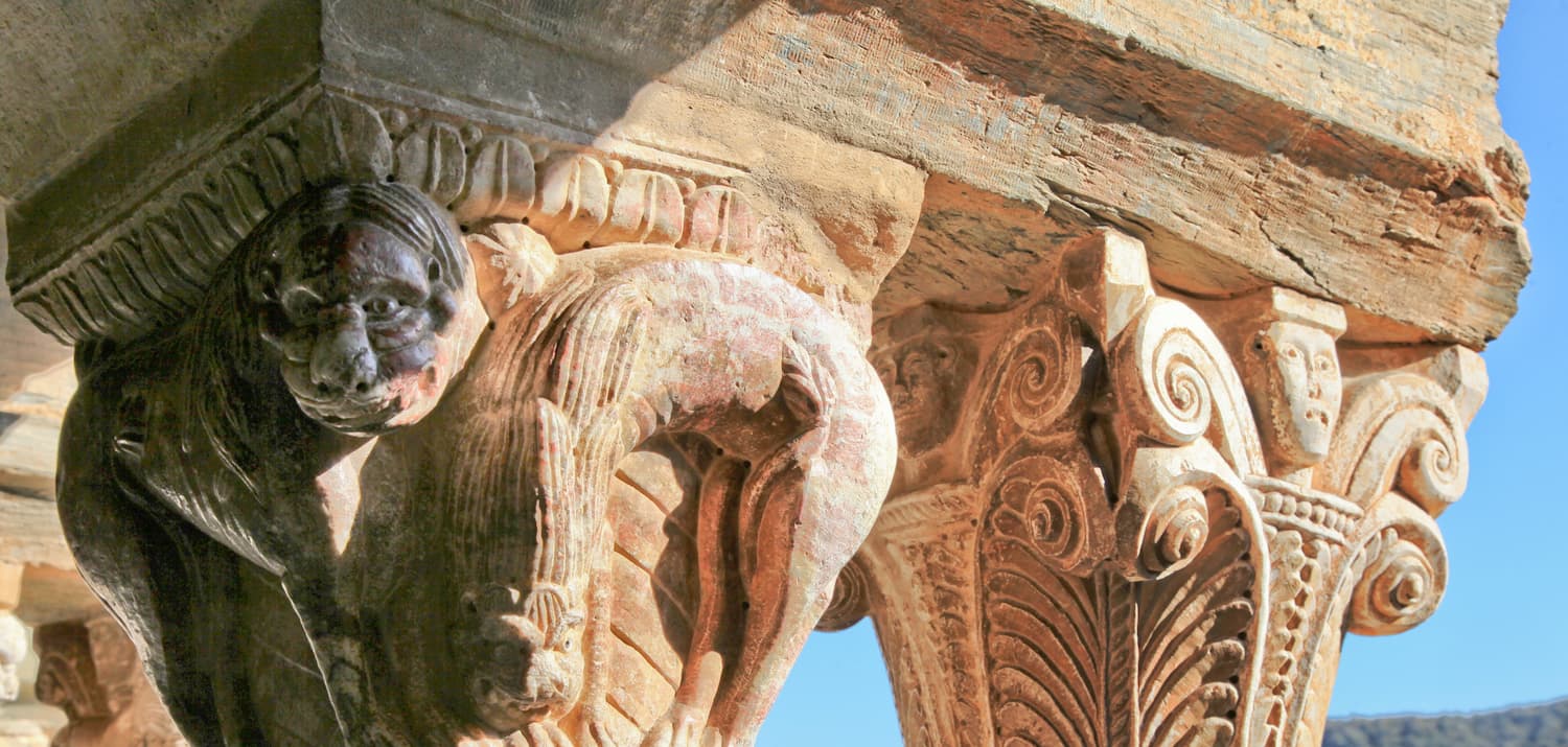 sculpture colonnes et chapiteaux prieuré de serrabone à boule d'amont en roussillon conflent dans les pyrénées orientales