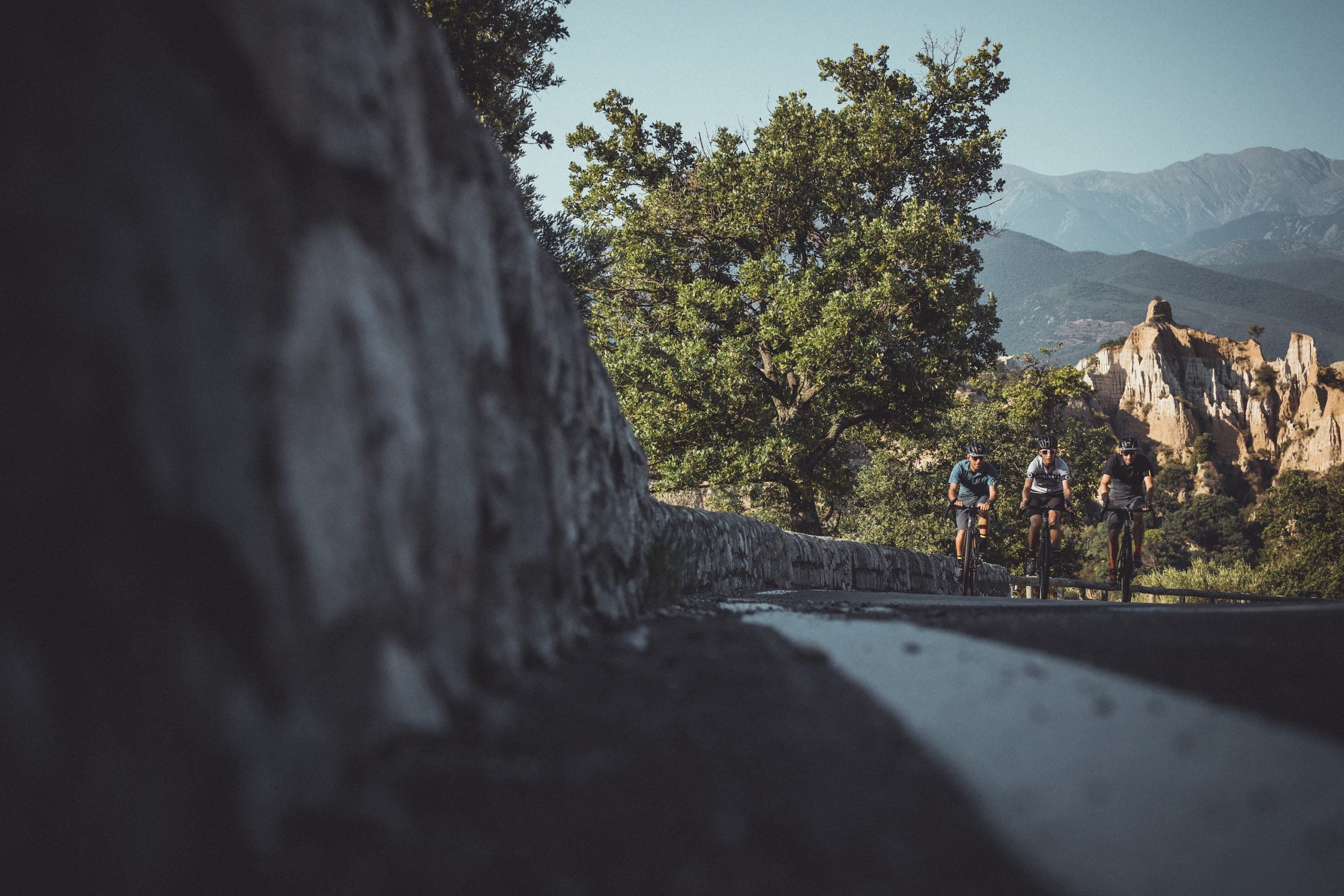 cyclistes sur les routes en roussillon conflent avec les orgues d'ille et le canigo en toile de fond